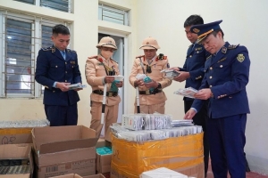 Hà Tĩnh: Phát hiện xe ô tô vận chuyển 10.500 phụ kiện điện thoại nhập lậu