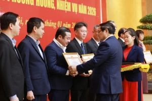 Đồng chí Phùng Quang Hiệp - Bí thư Đảng ủy, Chủ tịch HĐTV Vinachem nhận Bằng khen của Đảng bộ Chính phủ