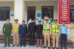 Thanh Hóa: Phát hiện xe tải chở quần áo không hóa đơn, nguồn gốc xuất xứ
