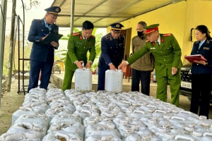 Phát hiện 2.260 lít rượu trắng không nhãn mác tại nhà kho Công ty chè Trần Phú