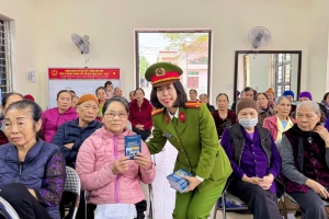 Công an xã Kiến Thụy: Tuyên truyền quy định liên quan đến thu hồi vũ khí, vật liệu nổ, công cụ hỗ trợ và pháo