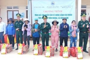 Bộ đội Biên phòng Đà Nẵng và các nhà hảo tâm tặng 200 suất quà vùng biên giới
