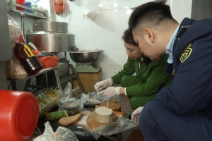Hà Nội: Phát hiện cơ sở giò chả phố cổ sử dụng hàn the với số lượng lớn