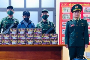 Bắt đối tượng vận chuyển trái phép 26kg pháo từ Lào về Việt Nam