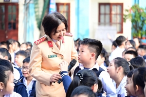 Công an Hải Phòng tuyên truyền an toàn giao thông cho học sinh Trường Tiểu học Nguyễn Văn Tố