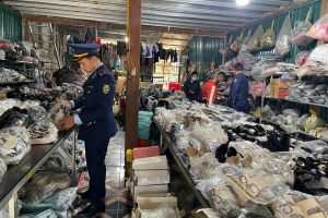 Lào Cai: Phạt 16 triệu đồng, tiêu hủy hàng loạt điện thoại nhập lậu và mũ bảo hiểm giả