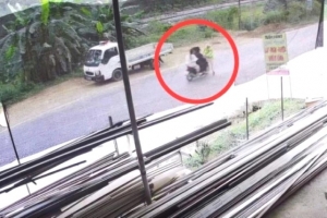 Quảng Trị: Xe máy chở 3 người không chấp hành hiệu lệnh, tông trọng thương CSGT