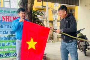 Đoàn Thanh niên Cộng sản Hồ Chí Minh xã Thái Tân trao tặng cờ Tổ quốc cho các hộ dân