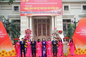Khai mạc Triển lãm tư liệu “Đảng Cộng sản Việt Nam qua các kỳ Đại hội”