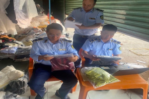 An Giang: Tạm giữ 250 bộ đầm nữ không rõ nguồn gốc tại cơ sở kinh doanh không phép