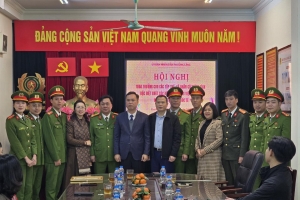 Kịp thời khen thưởng cán bộ, chiến sĩ Công an phường Láng lập thành tích xuất sắc