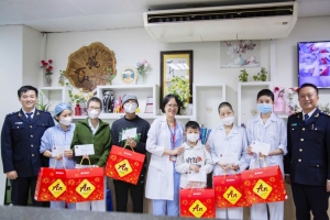 Chi cục Điều tra chống buôn lậu thăm, tặng quà Tết cho người bệnh tại các bệnh viện
