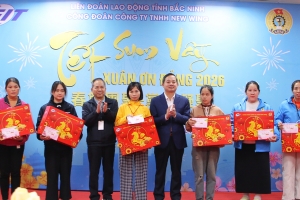 Chủ tịch UBND tỉnh Bắc Ninh thăm, tặng quà Tết cho công nhân có hoàn cảnh khó khăn