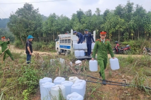 Đội QLTT số 4 Lào Cai phát hiện, xử lý 2.000 lít rượu trắng không rõ nguồn gốc
