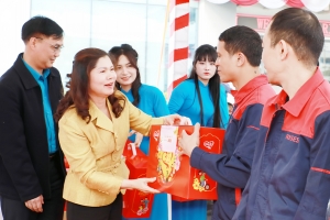 Lãnh đạo tỉnh Bắc Ninh tặng quà Tết công nhân lao động hoàn cảnh khó khăn