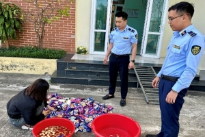QLTT Quảng Trị: Giám sát tiêu hủy gần 400 sản phẩm không rõ nguồn gốc, giả mạo nhãn hiệu