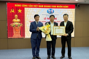 Chi bộ Kinh doanh EVNNPC tổ chức Lễ trao Huy hiệu 30 năm tuổi Đảng cho đồng chí Nguyễn Văn Hải