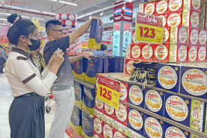 Trong giỏ quà Tết, hàng Việt ở lại