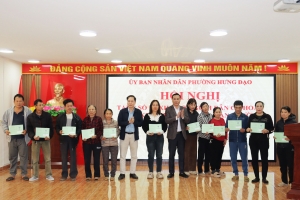 Trao tặng sổ BHXH cho người dân có hoàn cảnh khó khăn thuộc hộ cận nghèo trên địa bàn phường Hưng Đạo