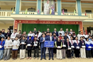 Hội Doanh nhân trẻ tỉnh Thanh Hóa tặng quà Tết cho học sinh xã Pù Nhi