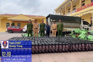 Hải Phòng: Phát hiện xe ô tô vận chuyển số lượng lớn bình khí nghi là khí cười không rõ nguồn gốc
