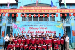 Nghệ An: Hơn 450 học sinh vùng cao Chiêu Lưu được trao áo ấm trước thềm năm mới