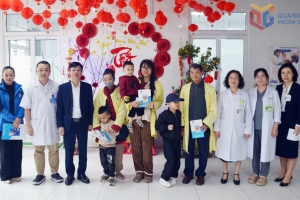 BHXH tỉnh Quảng Ninh tặng quà Tết cho bệnh nhân có hoàn cảnh khó khăn