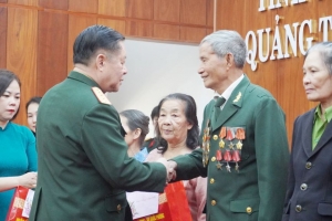 Đại tướng Nguyễn Trọng Nghĩa thăm, tặng quà Tết tại tỉnh Quảng Trị