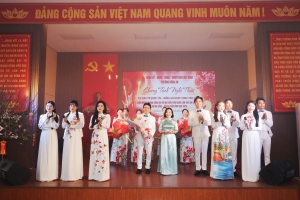 Phường Hồng An tiếp xúc, tặng quà cho công dân nhập ngũ và công dân thực hiện nghĩa vụ Công an nhân dân năm 2026