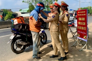 CSGT dẫn đường, hỗ trợ các đoàn xe chở người dân về quê đón Tết