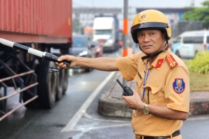 Cửa ngõ TP. HCM kẹt xe kéo dài, cảnh sát giao thông hướng dẫn lộ trình thay thế