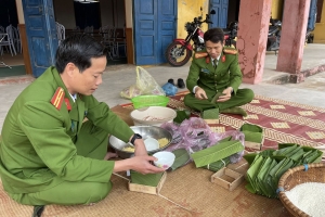 Công an xã Hải An gói bánh chưng, bó giò mừng Xuân Bính Ngọ 2026