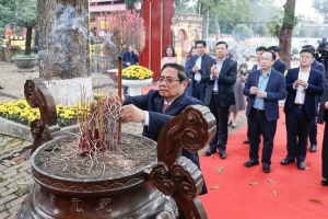 Thủ tướng Phạm Minh Chính dâng hương tại Hoàng thành Thăng Long