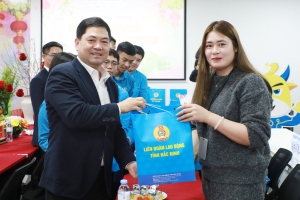 Bí thư Tỉnh ủy Bắc Ninh chúc Tết công nhân lao động không về quê ăn Tết tại phường Tiền Phong