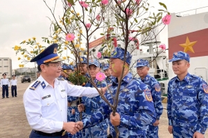 Nơi mùa xuân neo lại giữa biển xa
