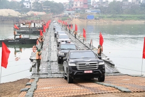 Thủ tướng khen các đơn vị "thần tốc" hoàn thành cầu phao bắc qua sông Lô, thông xe ngay trong sáng 29 Tết