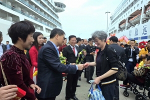Hai tàu quốc tế “xông đất” Hạ Long, mở màn năm du lịch 2026
