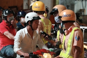 CSGT đồng loạt ra quân kiểm tra nồng độ cồn trong ngày mùng 1 Tết
