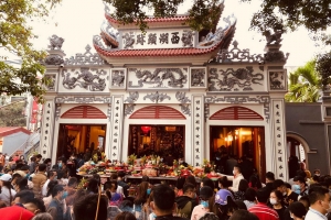 Trông giữ xe miễn phí phục vụ người dân đi lễ Phủ Tây Hồ