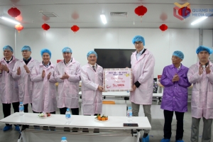 Chủ tịch UBND tỉnh Quảng Ninh Bùi Văn Khắng thăm, động viên công nhân Nhà máy Jinko Solar làm việc xuyên Tết