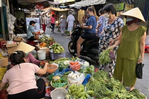Sau Tết, chợ truyền thống Hà Nội dần nhộn nhịp trở lại: Một số mặt hàng nhích giá nhẹ