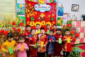 Sắc xuân ngập tràn lớp học mầm non: Bé vui lì xì, hân hoan viết những nét chữ đầu năm
