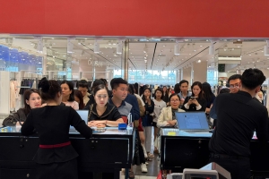 Giá vàng tăng nóng trước ngày vía Thần Tài, người dân xếp hàng từ sáng sớm mua vàng