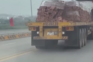 Hải Phòng: Xử lý một trường hợp chở hàng rời làm rơi vãi hàng hóa