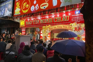Mưa rét không ngăn nổi dòng người xếp hàng trắng đêm mua vàng ngày vía Thần Tài