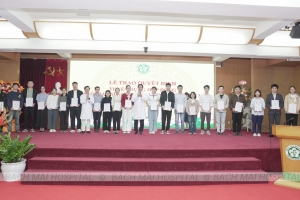 Bệnh viện Bạch Mai trao quyết định tuyển dụng hơn 100 bác sĩ nội trú