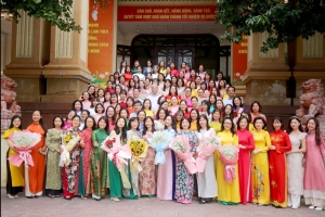 Lan tỏa “Tháng Áo dài Hà Nội”: Phụ nữ Nghĩa Đô hưởng ứng mặc áo dài đi bầu cử