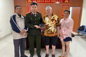 Công an Đặc khu Cát Hải kịp thời hỗ trợ du khách Pháp nhận lại tài sản bị đánh rơi