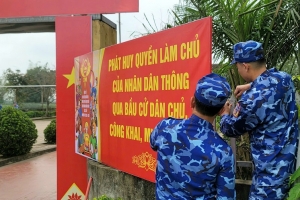Tuổi trẻ Hải đội 102 tham gia chỉnh trang khu vực bầu cử tại địa phương