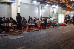Báo động vi phạm an toàn thực phẩm tại phố cổ Hà Nội: Xử phạt xong vẫn tái diễn